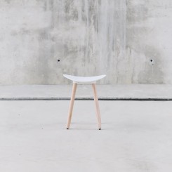 Enea Coma Holz Hocker mit Kunststoffsitzschale "niedrig" 