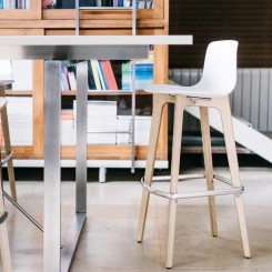 Enea Lottus Holz Barhocker mit Kunststoffsitzschale 