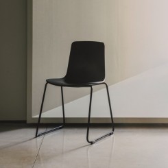 Enea Lottus Stuhl mit Kufengestell 