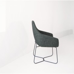 Montis Vico Stuhl mit Kufengestell stoffbezogen 