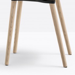 Pedrali Babila Stuhl 2755 Beine: Esche gebleicht, Sitz: schwarz
