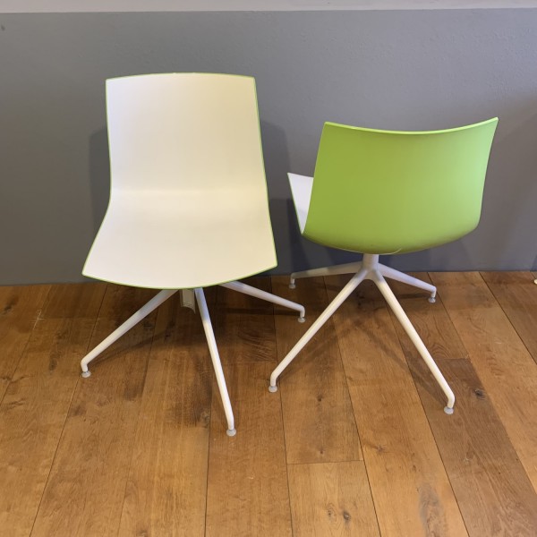 Arper Catifa 46 Stuhl mit drehbaren Sternfuß 2er Set Ausstellungsstück 